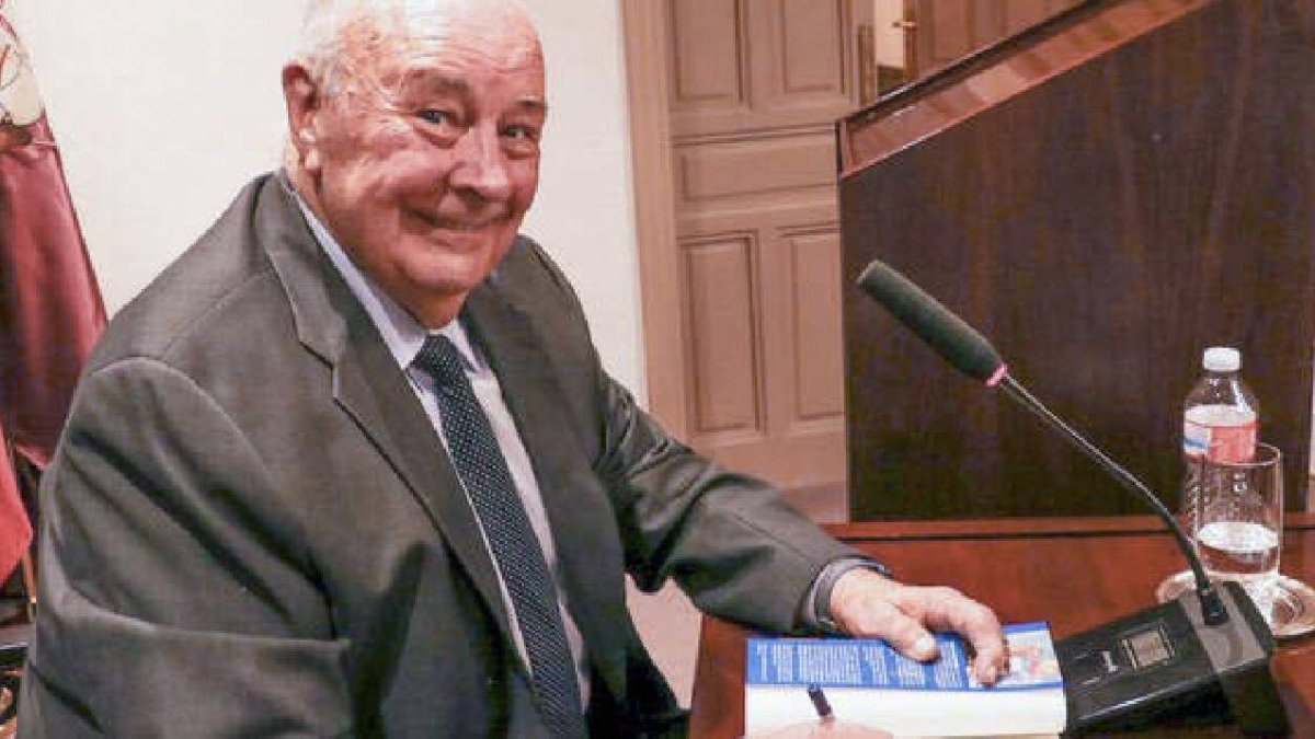 'Navegando del Duelo a la Esperanza' ofrece no solo una ventana a la vida personal del autor, sino también un manual de supervivencia emocional para aquellos que enfrentan la adversidad (foto: el autor durante la presentación del libro).