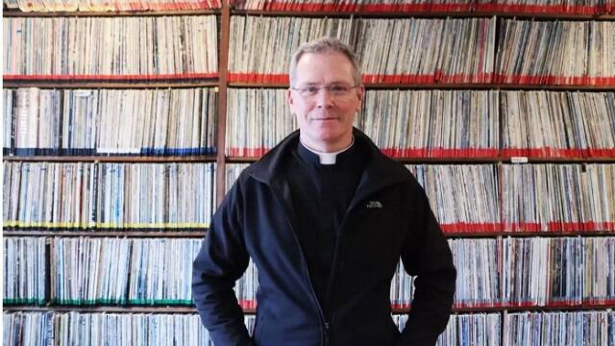 Joseph McGilloway, párroco y exorcista en Sitka, Alaska, foto de Meredith Redick-KCAW