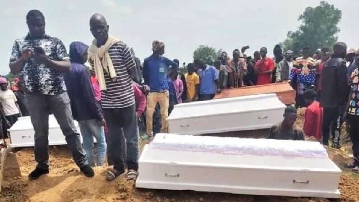 Enterramiento de asesinados en Nigeria, donde los fulani, Boko Haram y el Estado Islámico está diezmando a la población cristiana.