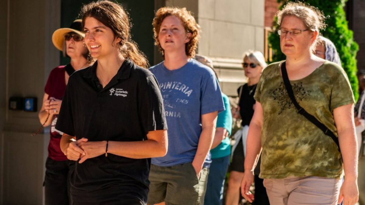Marina Frattaroli, peregrina de la Ruta Santa Isabel Ana Seton de la Peregrinación Eucarística Nacional, camina a sus 26 años en una procesión eucarística en el centro de Cincinnati, el pasado 6 de julio.
