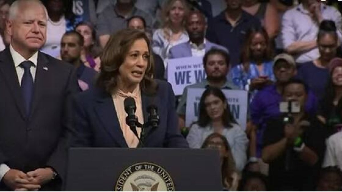 Tim Walz y Kamala Harris en su mitin de presentación como equipo candidato