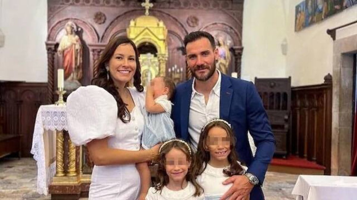 Saúl Craviotto y su esposa Celia en el bautizo de sus tres hijas en 2023