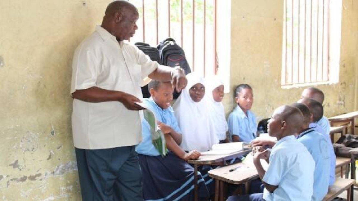 El sacerdote Emil Hagamu lleva tres décadas combatiendo el 