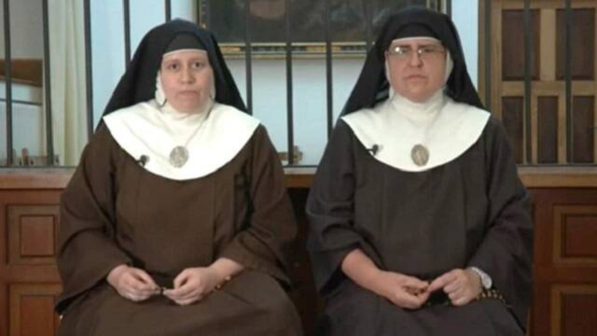 Dos de las exmonjas de Belorado en su aparición en el programa de TV Código 10 de Mediaset