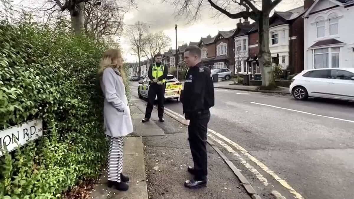 En diciembre de 2022, una mujer que estaba sola, en silencio y sin pancarta alguna ante un abortorio en Birmingham (Inglaterra) fue detenida en aplicación de la ley que protege estos centros. Foto: captura Fox News.
