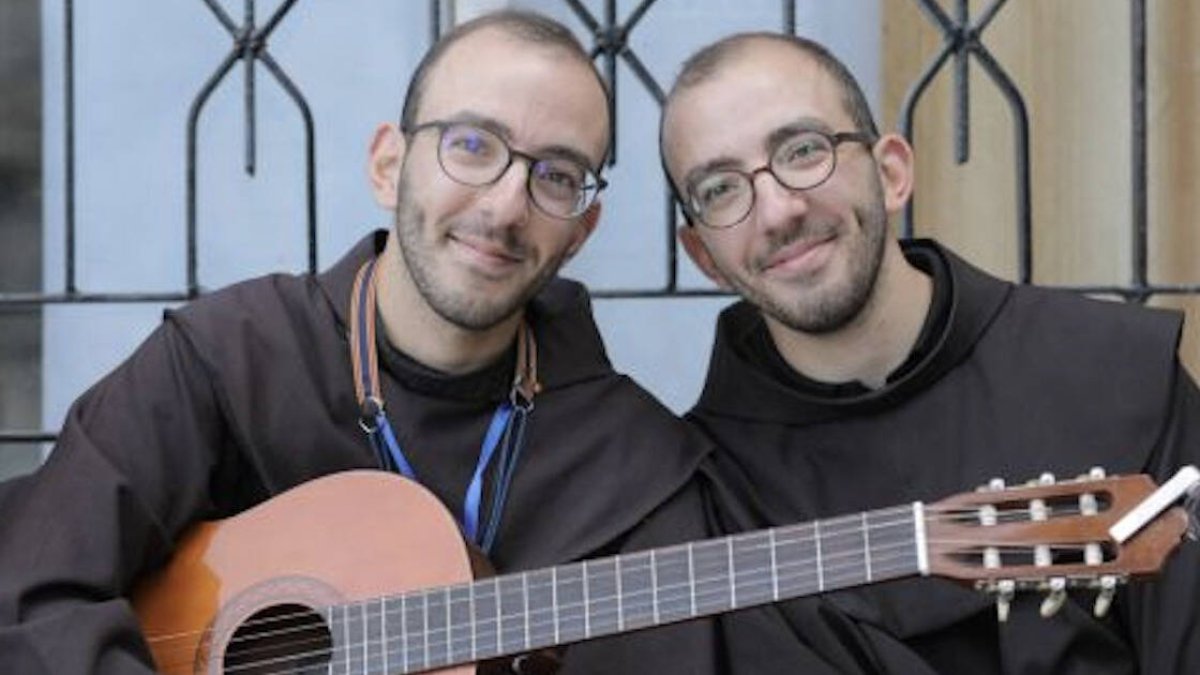 Siguiendo una antigua costumbre, cada sacerdote se acercó a su madre, quien con cariño les desató el paño litúrgico, les limpió el óleo y besó sus manos consagradas (foto: Jalloff/EWTN).