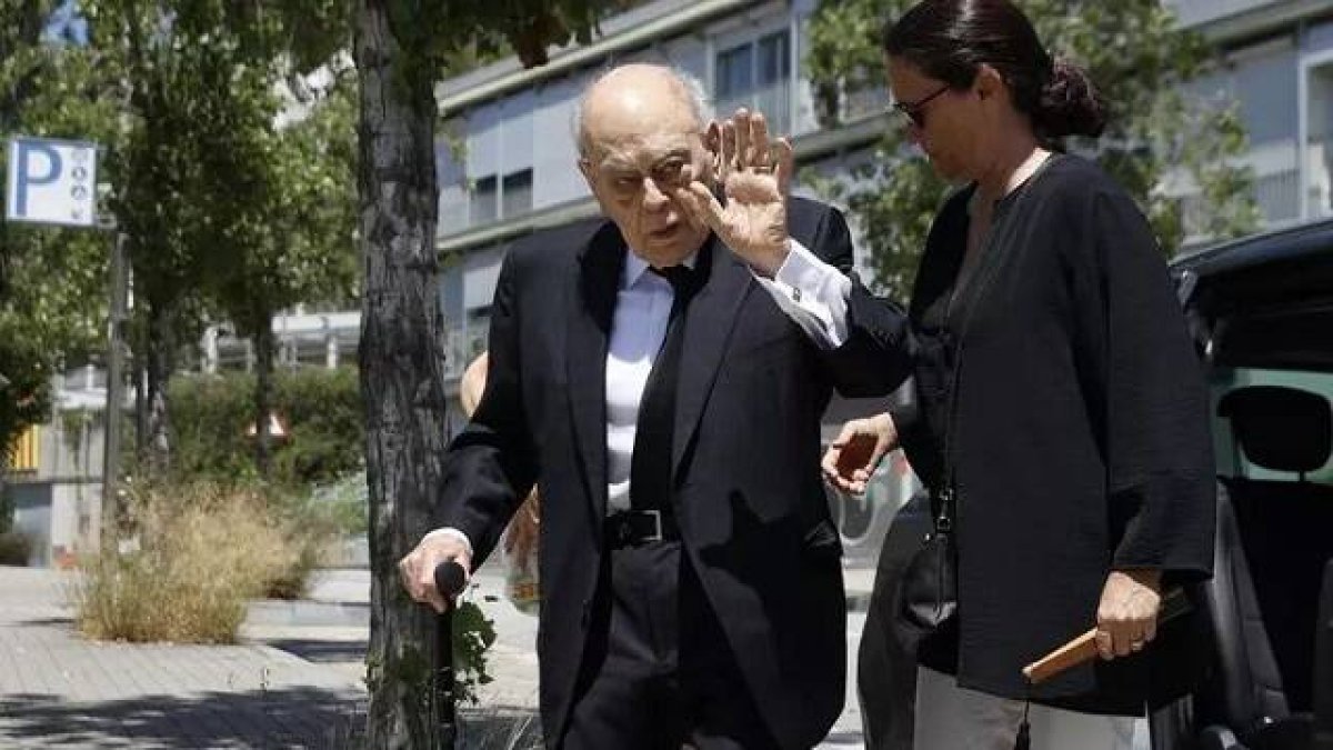 Jordi Pujol, durante 23 años presidente de la Generalitat, en el tanatorio de Sant Gervasi a la muerte de su esposa Marta Ferrusola