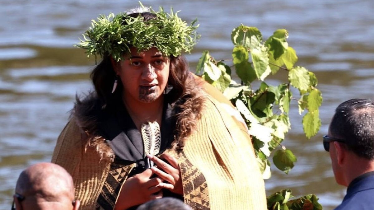 Fue la reina Te Arikinui Dame Te Atairangikaahu quien pidió que su nieta fuera bautizada por el fallecido obispo auxiliar de Hamilton, Max Takuira Matthew Mariu, el primer obispo católico maorí.