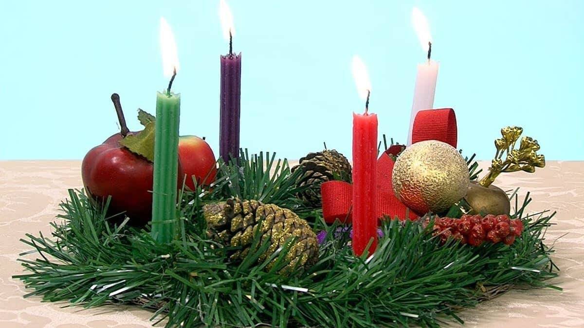 Corona de Adviento con cuatro velas, a las que podría añadirse una quinta como privilegio español por la defensa secular del dogma de la Inmaculada Concepción. Foto: captura HomeArt TV (Youtube).
