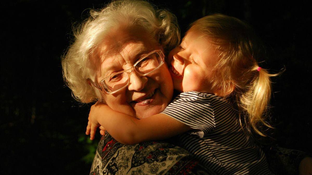 Que nos quieran dejar sin abuelos, ese gran premio de cualquier infancia feliz, es de una crueldad que sólo el mal en su pureza más extrema podía planear. Foto (contextual): Ekaterina Shakharova / Unsplash.