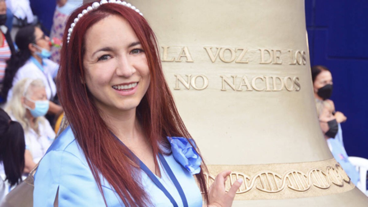 La noble y valiente labor defendiendo la dignidad humana y la libertad religiosa le ha traído agresiones físicas y sexuales. Incluso tener que dejar su país por temor a graves amenazas de muerte.