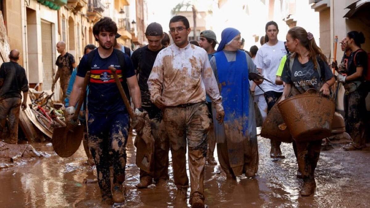 El sacerdote Federico Ferrando junto a religiosas en la localidad de Paiporta, epicentro de la catástrofe, en una imagen que ya se ha hecho viral / Fotos: Arzobispado de Valencia