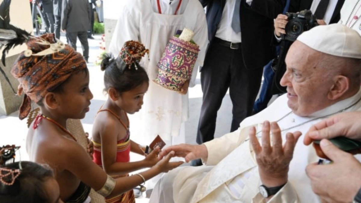 El Papa visitó por la mañana la Casa Irmãs Alma de Dili, que atiende a niños con enfermedades graves. Francisco se reunió con las monjas y unos cincuenta niños.