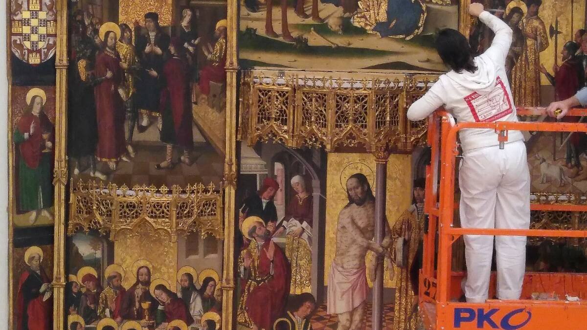 Ángeles Comba, durante la restauración del retablo de Oviedo realizada por Da Vinci Restauro.