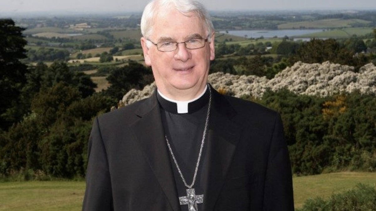 La ministra principal de Irlanda del Norte Michelle O'Neill dijo que estaba consternada y entristecida por la noticia y expresó sus condolencias a su familia.