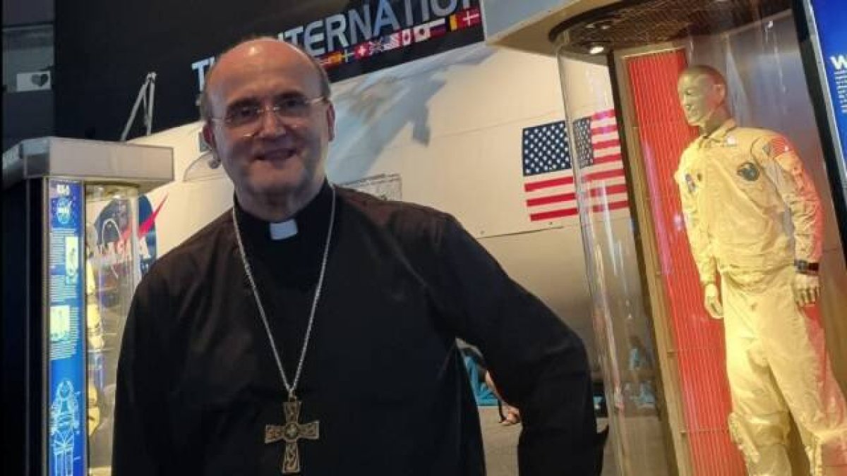 Munilla en el Museo del Espacio en Houston, ciudad donde predicó al Movimiento Familiar Cristiano en agosto