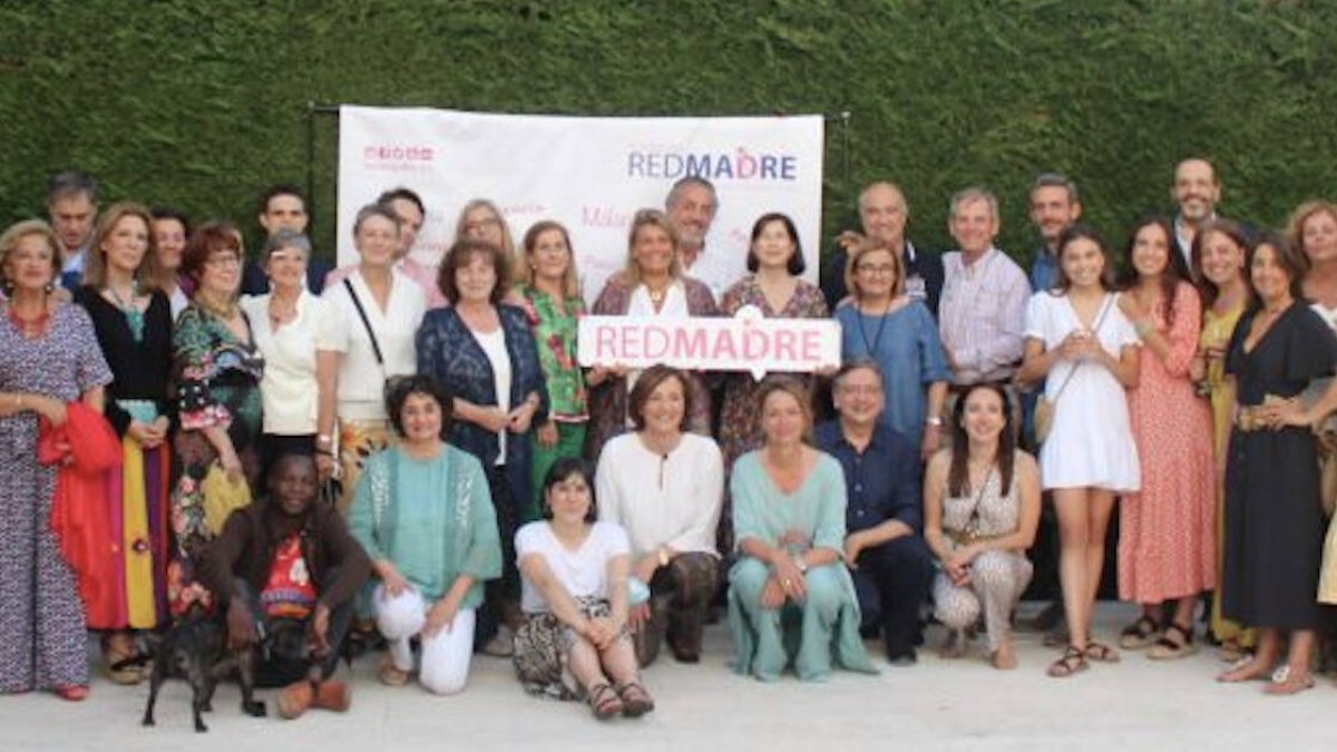 Fundación REDMADRE además de informar y acompañar a las mujeres, ofrece formación a los jóvenes para concienciarles de las situaciones difíciles por las que pasan muchas mujeres ante un embarazo imprevisto.