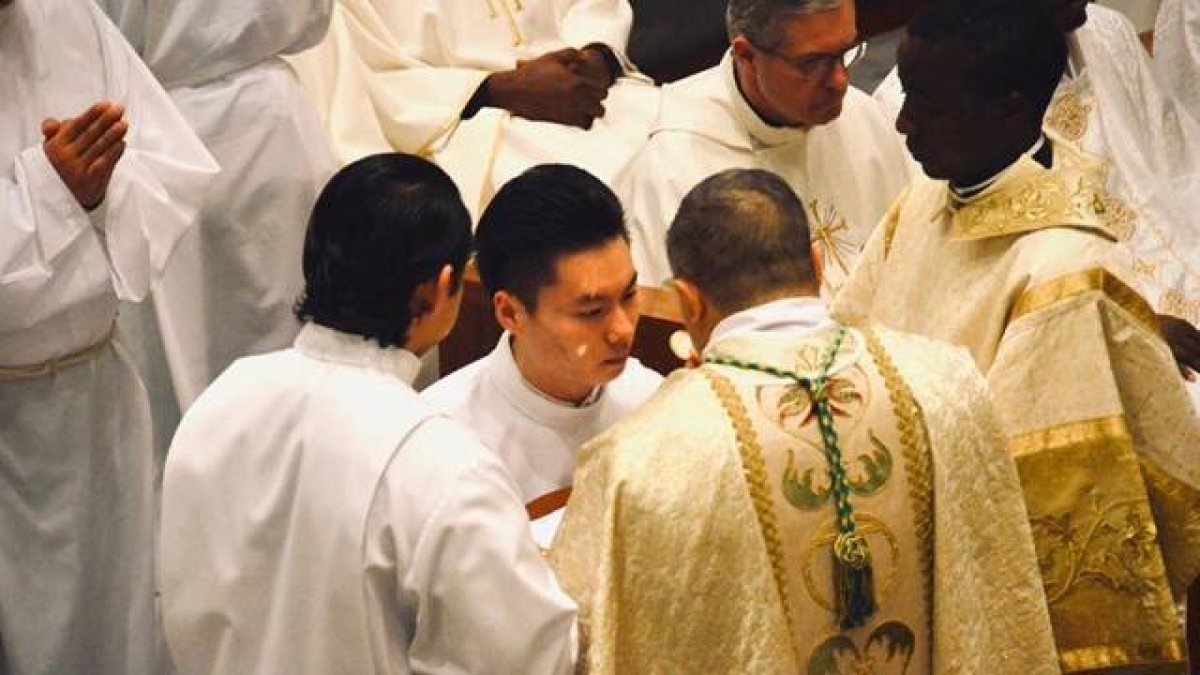 La misión principal de la Fundación CARF es rezar por los sacerdotes y por las vocaciones; después, difundir el buen nombre del sacerdote; y, como apoyo fundamental a su labor, ayudarles en su formación integral.