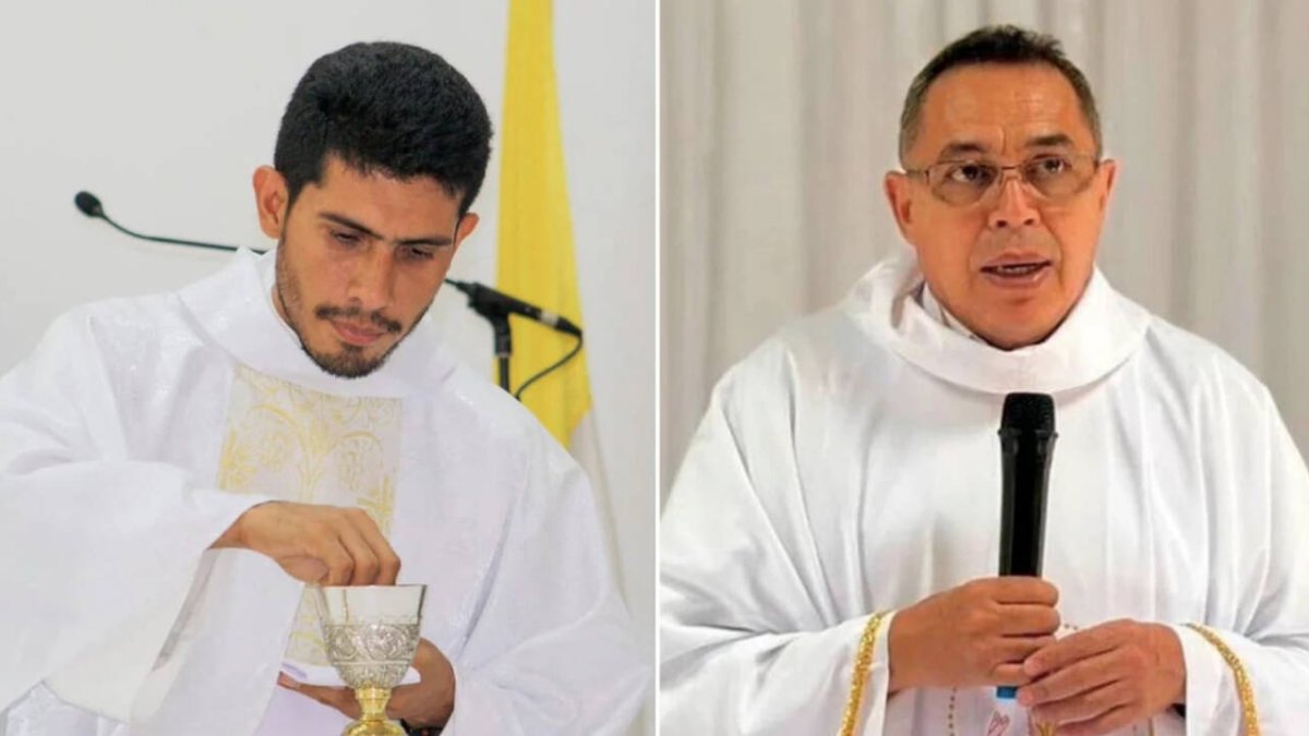 El padre Denis (a la izquierda de la foto) colaboró hace poco tiempo en una parroquia del centro de Madrid, donde acompañó a las comunidades del Camino Neocatecumenal.