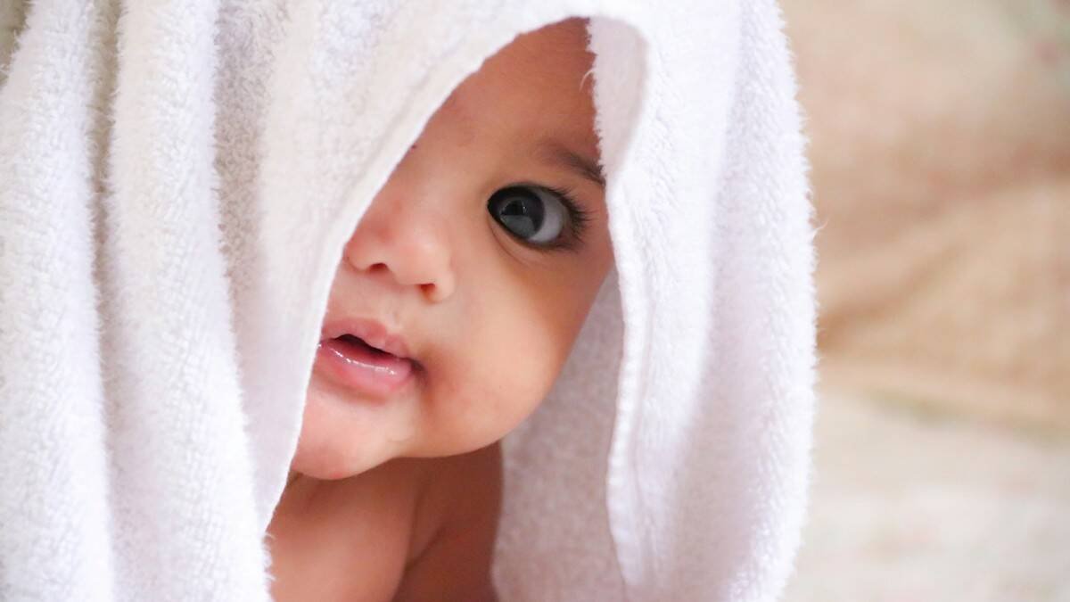 Ante la destrucción del no nacido se abren opciones dignas y creativas, como ayudar a la madre o considerar al niño como un tesoro tan valioso que otros podrán acogerlo. Foto: Nihal Karkala / Unsplash.