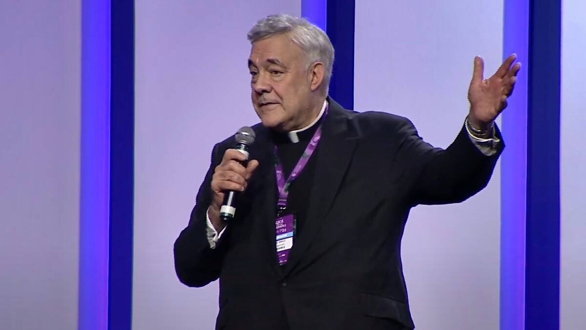 Robert Sirico, durante la presentación de 'La economía de las parábolas' el 13 de abril de 2023 en un acto del Forum da Liberdade en Porto Alegre (Brasil).