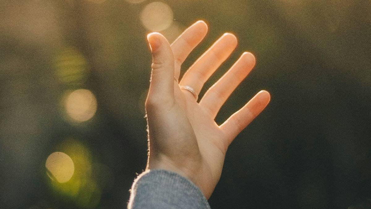 Los males que Dios consiente nos enseñan que solo Su mano nos salva y hay que pedírsela y tomarla cuando nos la ofrece. Foto: Dev Benjamin / Unsplash.