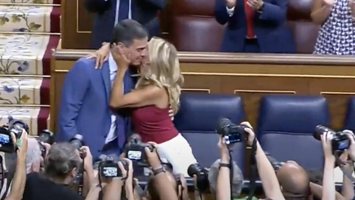 Los delitos del Código Penal que podrían ser objeto de revisión, incluso de despenalización, podrían referirse a la ofensa a los sentimientos religiosos o de escarnio público (foto: Pedro Sánchez y la líder de Sumar).