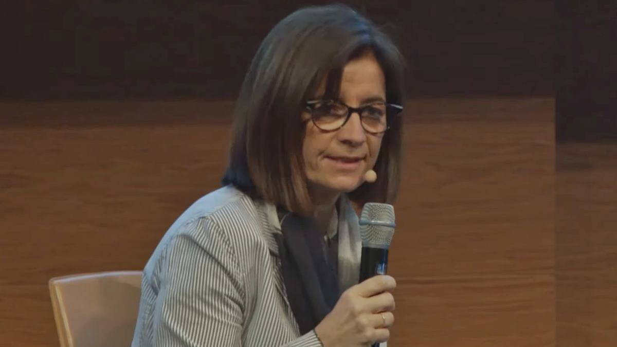 La doctora María Nabal destaca la importancia de incluir el acompañamiento espiritual en los planes de formación de los profesionales sanitarios. Foto: Captura Youtube canal DomusVi.