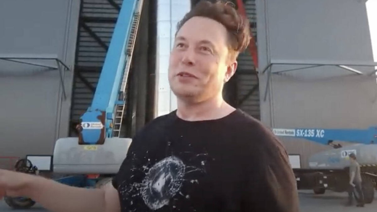 Musk está descontento con el proyecto de ley que firmó el pasado lunes el gobernador de California, y que prohíbe obligar a los docentes a notificar a las familias los cambios de identidad de género de los estudiantes.