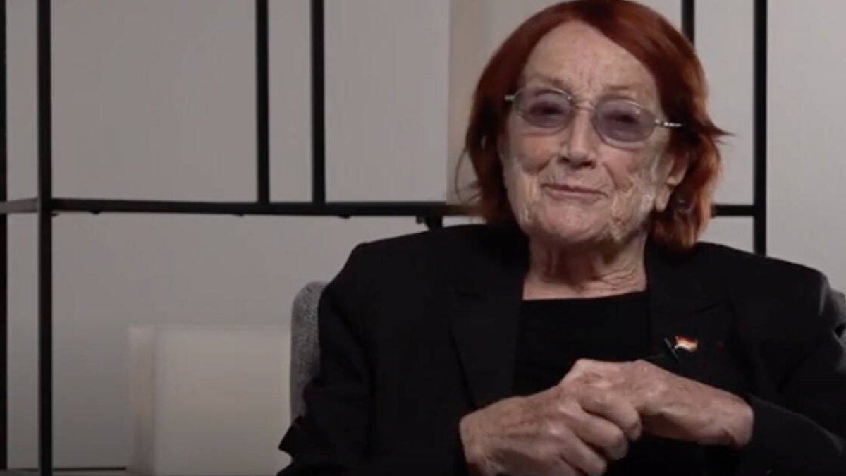 En el año 2011, Rosa Regàs llegó a concurrir a las elecciones municipales en Barcelona fichada por el socialista Jordi Hereu, pero tras la victoria de Xavier Trias renunció al acta.