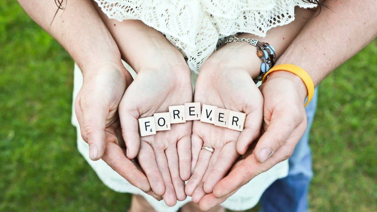 El 'forever [para siempre]' del matrimonio es una fuente de bienes para la sociedad más allá e independientemente de su fecundidad natural. Pero para ello debe afrontar los peligros que lo acechan. Foto: Gabby Orcutt / Unsplash.