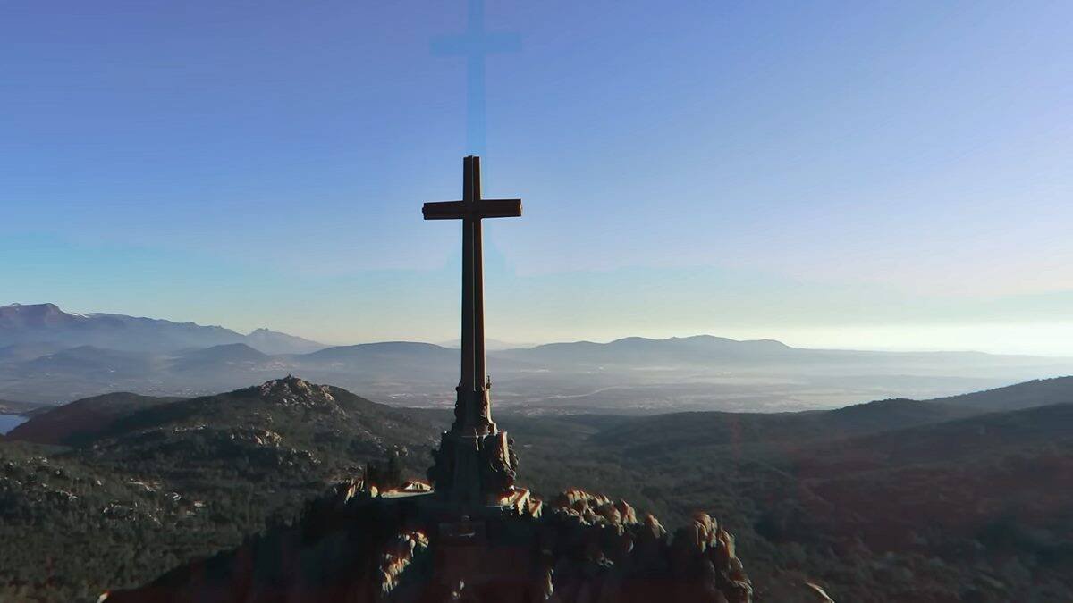 La Cruz del Valle de los Caídos, certificada por el libro Guinness como la más alta del mundo, preside la Sierra de Madrid desde 1959. Foto: captura del documental 'Valle de los Caídos' de Terra Ignota.