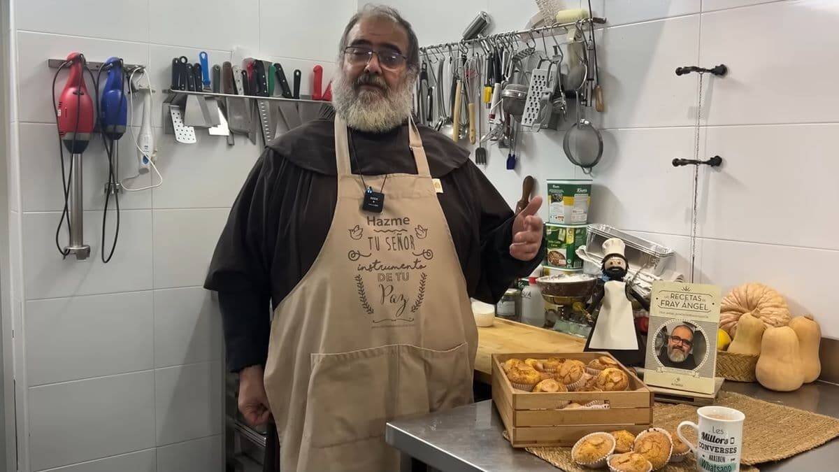 Fray Ángel, en sus cocinas: un ejemplo de 'paz y bien' franciscanos.