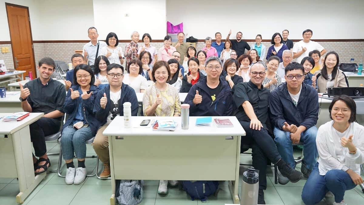 Alegría y amistad tras unos ejercicios espirituales predicados en 2024 por sacerdotes de la Fraternidad de San Carlos en Taiwán. Foto: Comunión y Liberación Taiwán / Flickr.