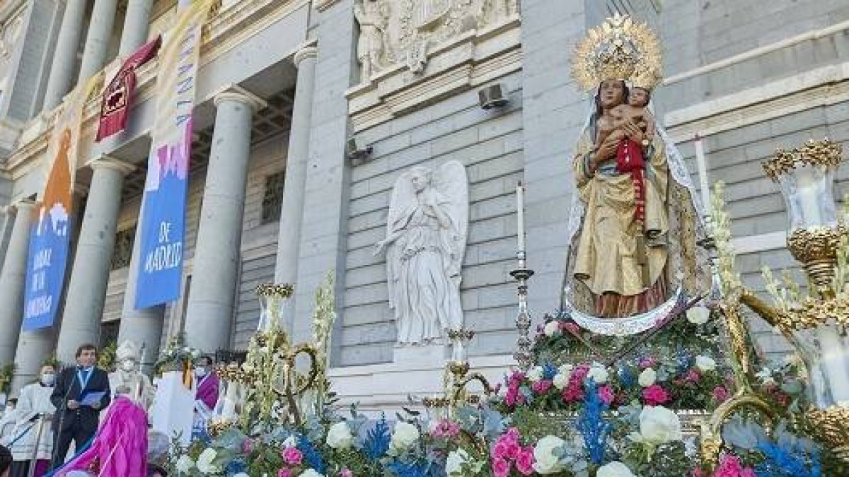 Una escena de las fiestas de la Almudena de 2022, ante la catedral, con las flores y la Virgen