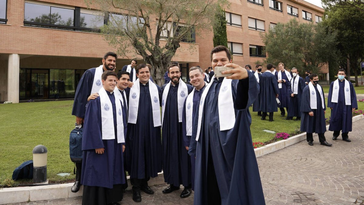 Los cursos tendrán una programación concentrada los martes y miércoles de 15:00 a 19:45 hora local de Roma. Los estudiantes tienen la oportunidad de seguir los cursos del primer año íntegramente en español.