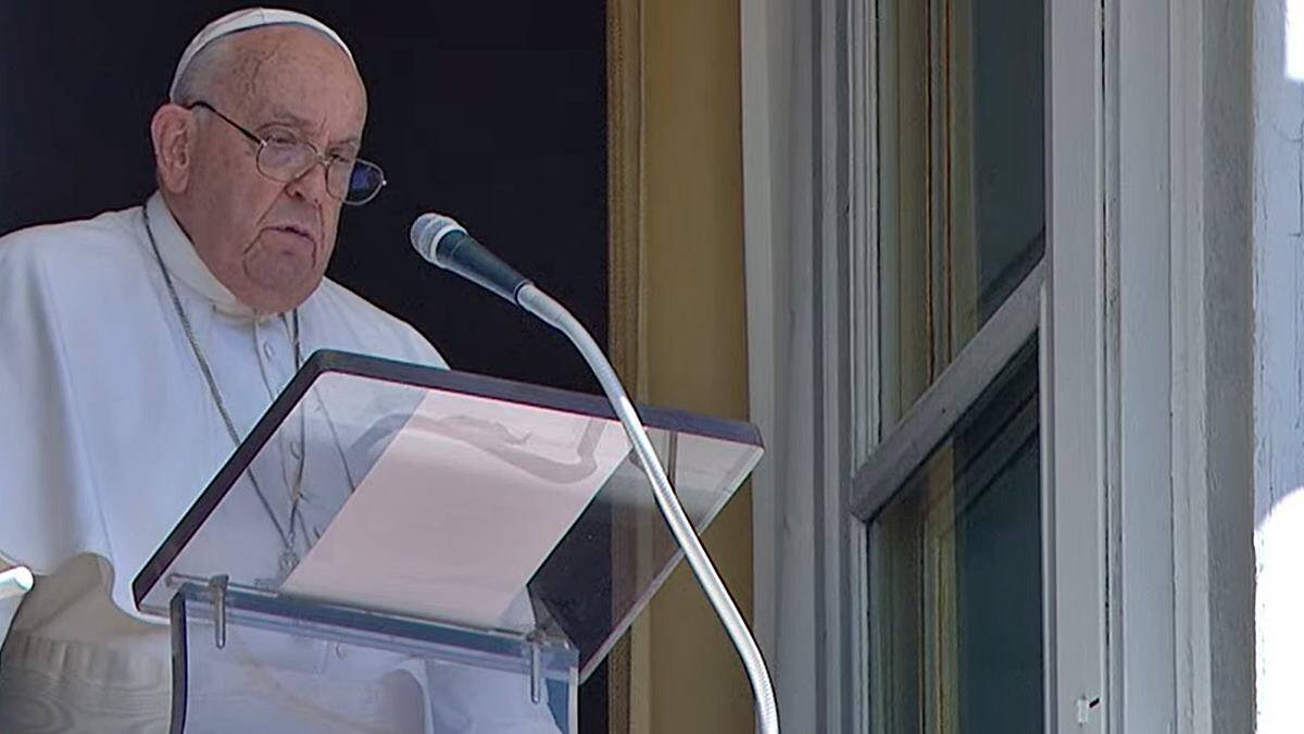 Tras una semana sin Ángelus por su viaje al sureste asiático, Francisco volvió a rezarlo en la Plaza de San Pedro.