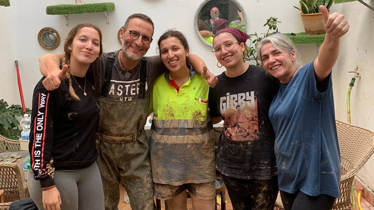 Irene (en el centro, con chaleco amarillo) y su familia, este mismo viernes: alegría y coraje en medio del esfuerzo y del sufrimiento que han vivido.