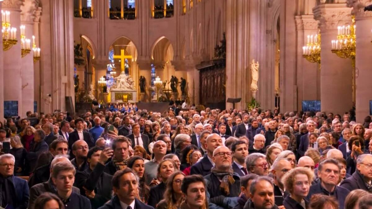 El instante de la apertura de la puerta de la catedral de Notre Dame por el arzobispo de París, Laurent Ulrich,en la inauguración tras su restauración, este 7 de diciembre.
