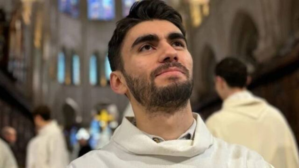 El mexicano Martín Muñoz Ledo es el único no europeo que integra el equipo de acólitos y monaguillos de la nueva Notre Dame.