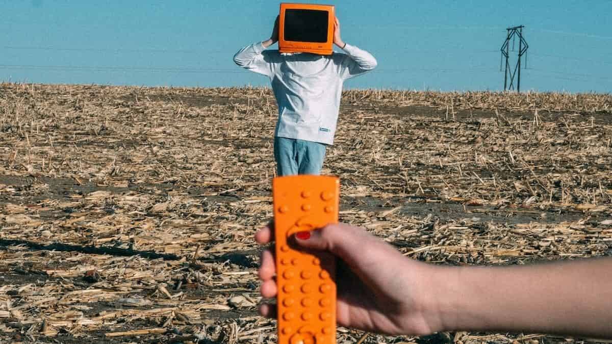 Los gobernantes saben que basta aislar al ser humano para manipularle con técnicas de aislamiento mental típicas de las sectas. Y las han empleado contra nosotros. Foto: Noah Buscher / Unsplash.