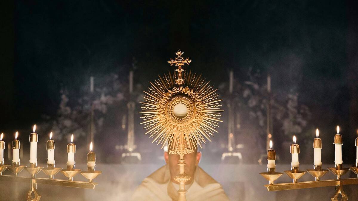 El misterio eucarístico, verdadero encuentro con Jesús Sacramentado, no es un mero símbolo ni una simple conmemoración. Es un auténtico 'mysterium tremendum'. Foto: Jacob Bentzinger / Unsplash.