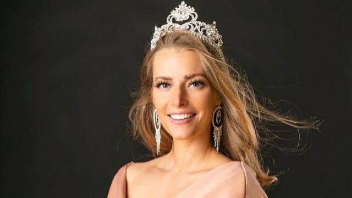 Hannah Neeleman, granjera, casada y madre de ocho hijos, fue coronada en 2023 como