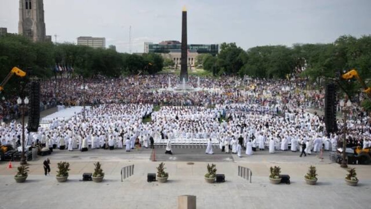 Miles de personas se congregan en el Indiana World War Memorial Plaza para adorar al Santísimo como uno de los últimos colofones del Congreso Eucarístico Nacional en Estados Unidos (Foto: Jeffrey Bruno).