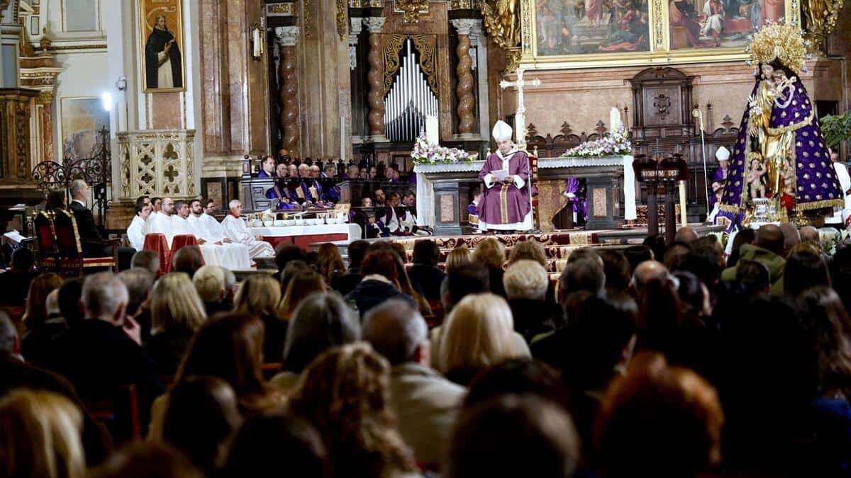 Un momento de la homilía de monseñor Enrique Benavent, que escuchan los Reyes junto a cientos de personas en la catedral de Valencia. Foto: A. Sáiz - Delegación Medios de Comunicación del Arzobispado de Valencia.
