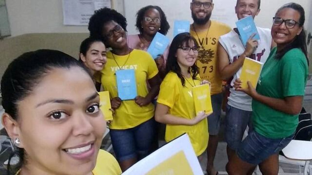 Un grupo de estudio con varias versiones del YouCat, en 2024 ha salido una nueva edición