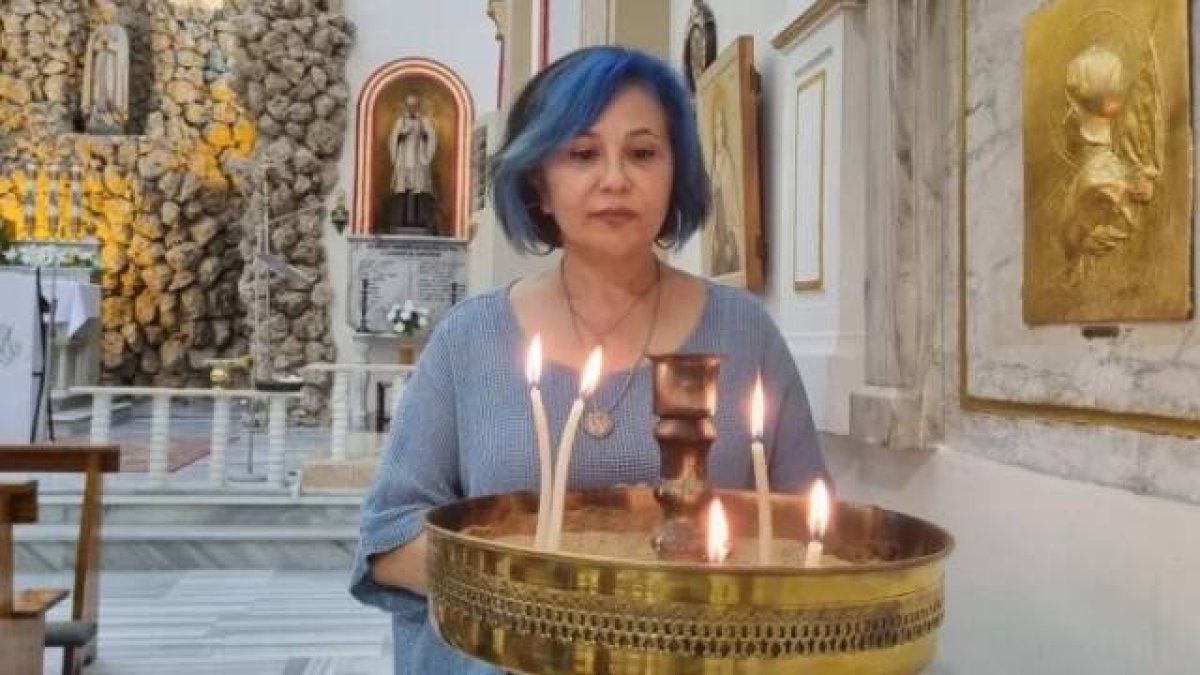 Belkız, de 61 años, nació en una familia musulmana en Turquía. Después de leer libros sobre filosofía materialista en su juventud, se volvió atea a los 15 años, pero finalmente se convirtió al cristianismo y luego al catolicismo.