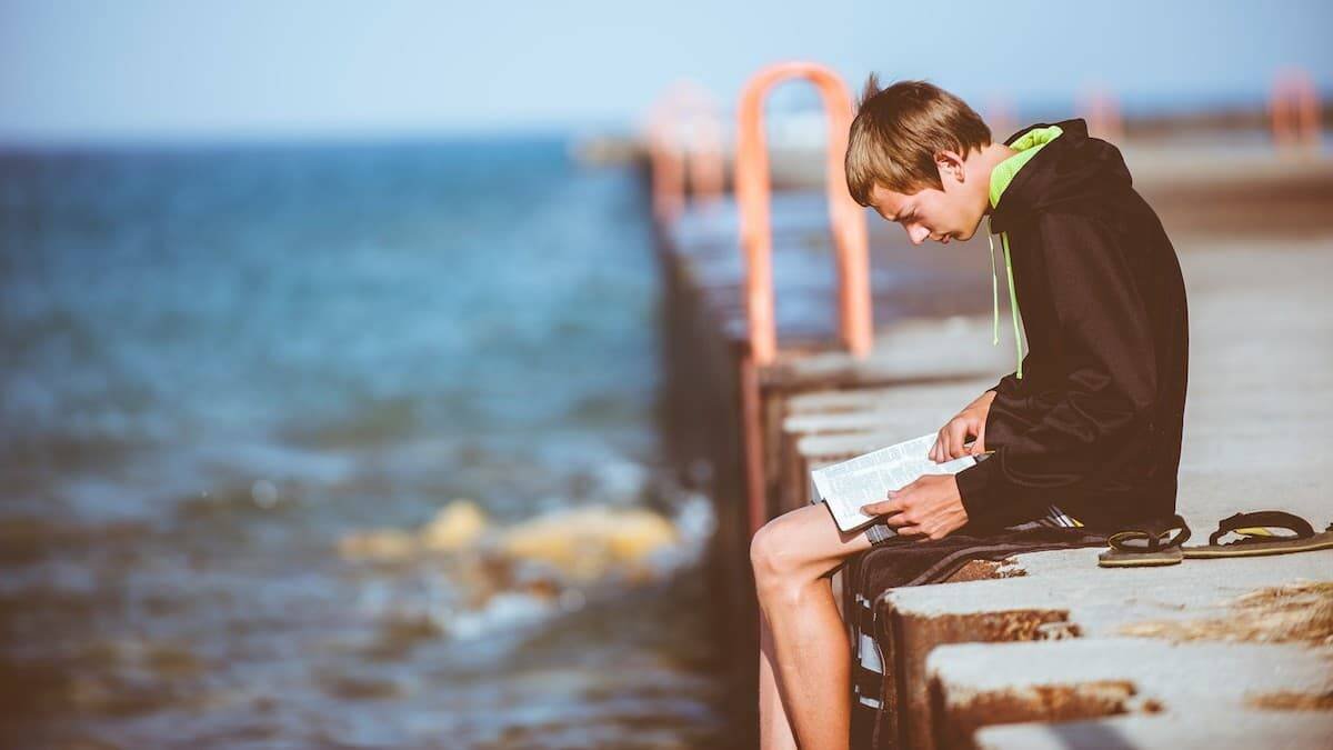 Es bueno fomentar la lectura entre los jóvenes, pero no cualquier lectura. Foto: Ben White / Unsplash.