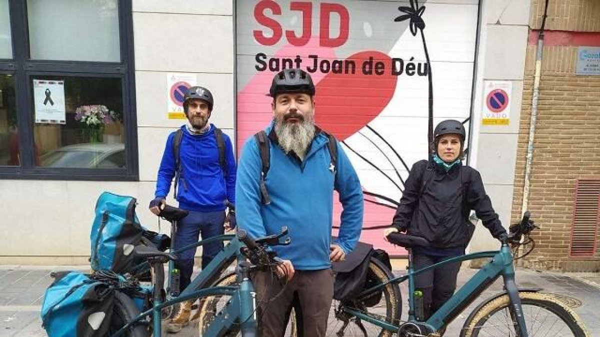Voluntarios y trabajadores de San Juan de Dios en Valencia con bicicletas