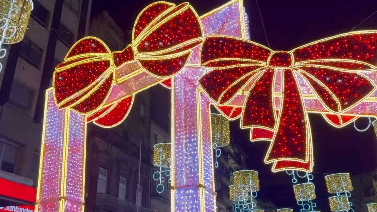Buena parte de la iluminación navideña no tiene nada que ver con lo que se celebra. En la imagen, algunas de las luces de este año en la ciudad de Vigo.
